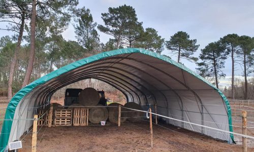 Abri pour chevaux en pension pré